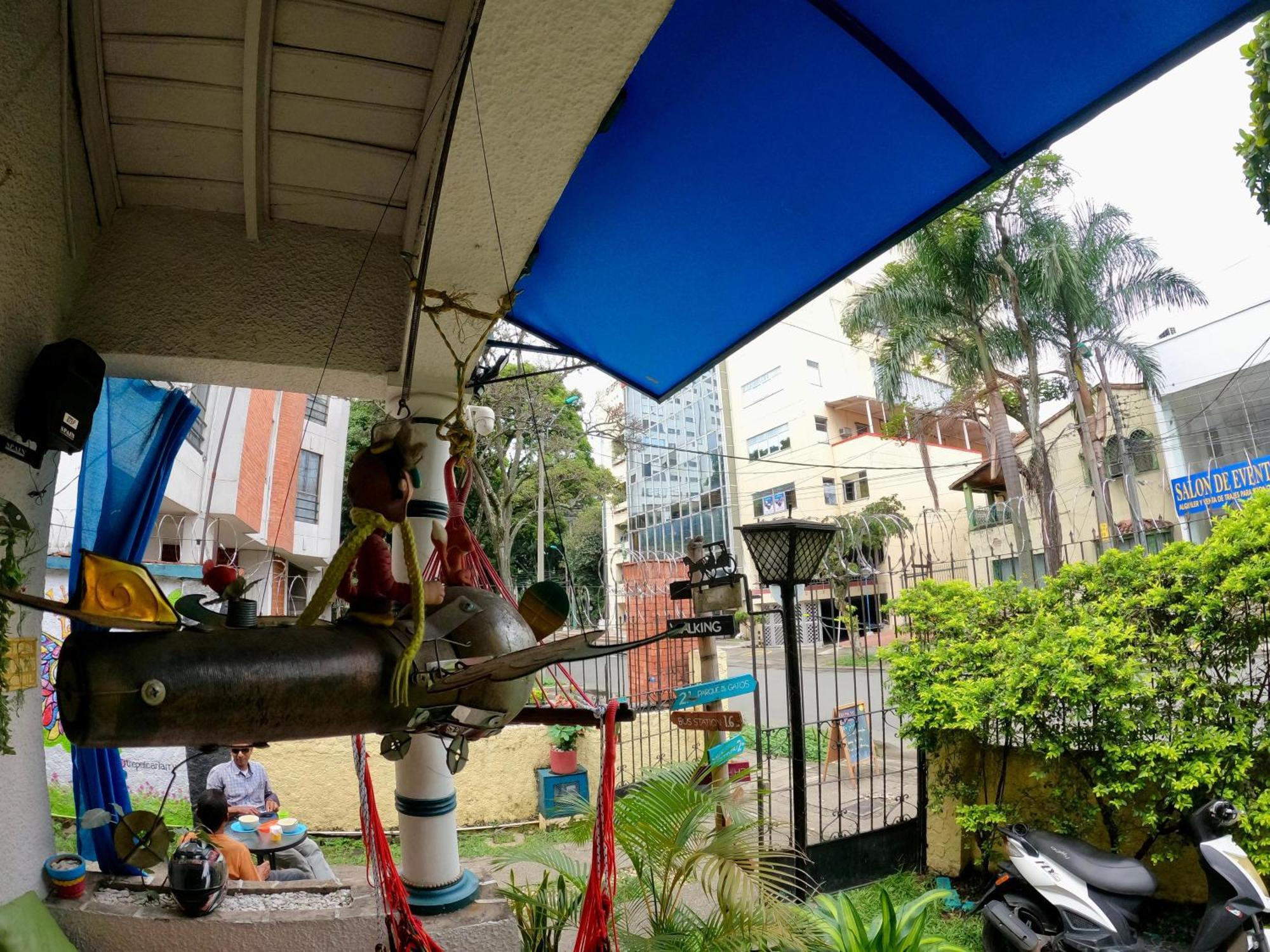 The Pelican Larry Hostel Cali Exterior photo