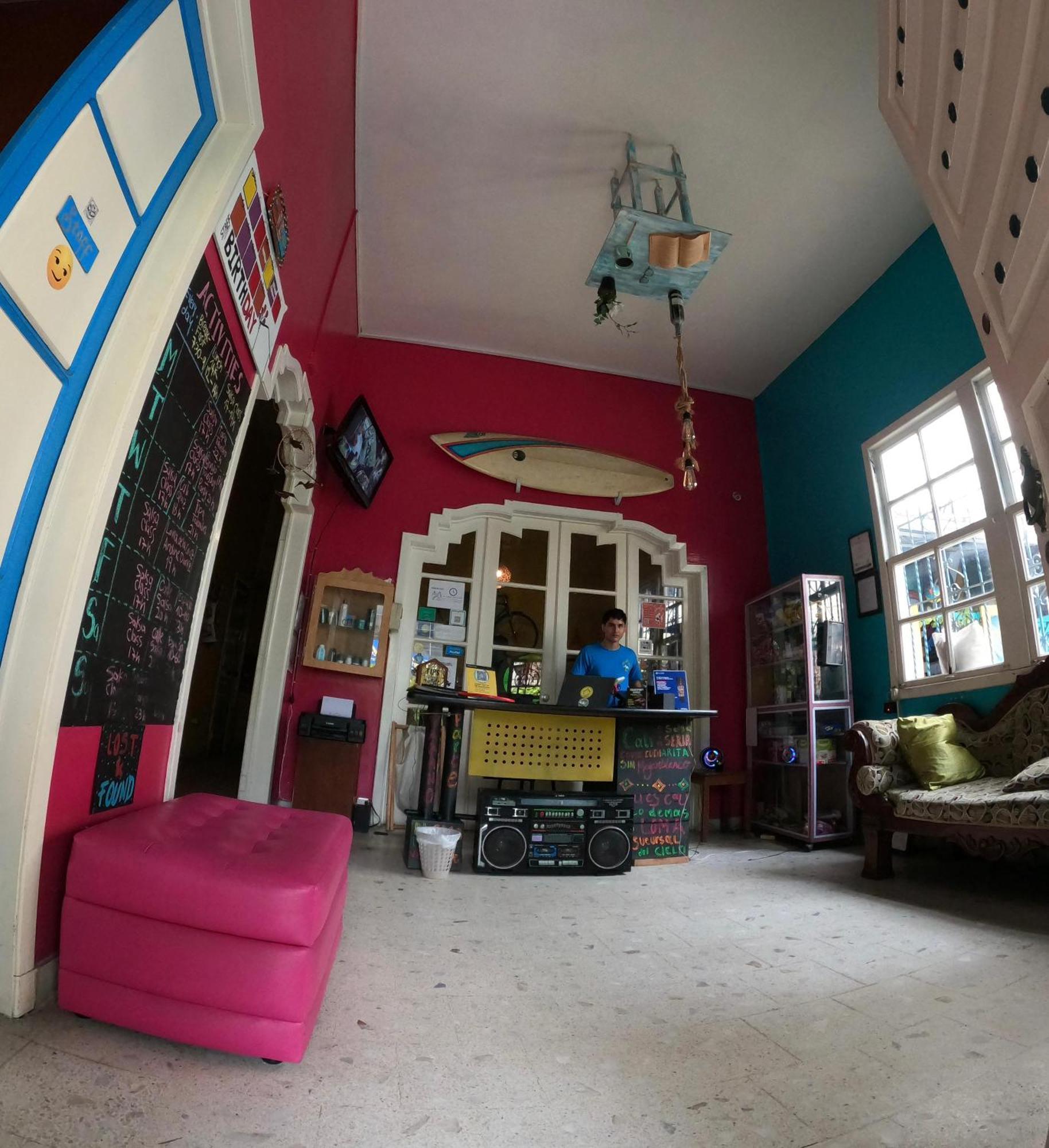 The Pelican Larry Hostel Cali Exterior photo