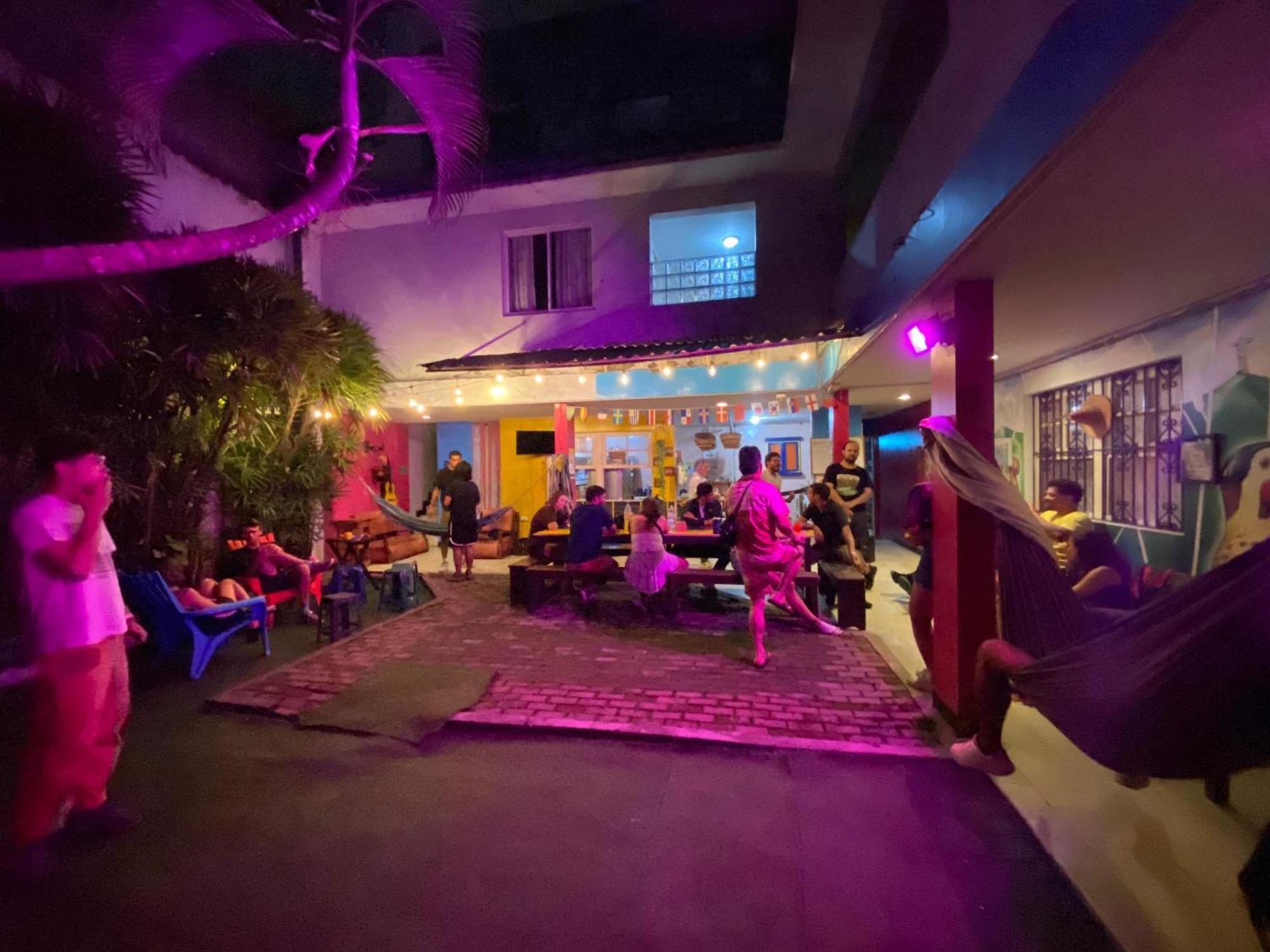 The Pelican Larry Hostel Cali Exterior photo