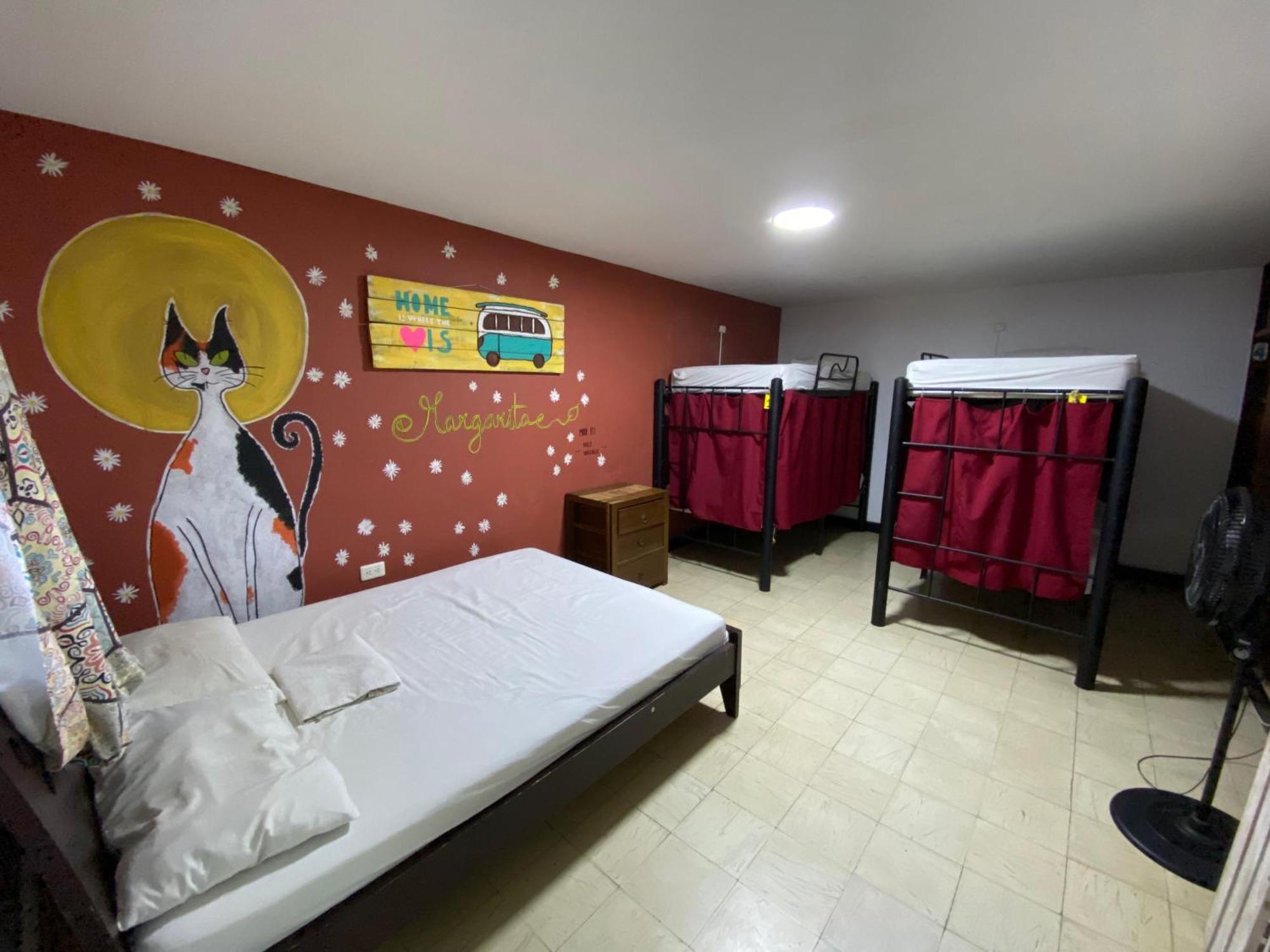 The Pelican Larry Hostel Cali Exterior photo