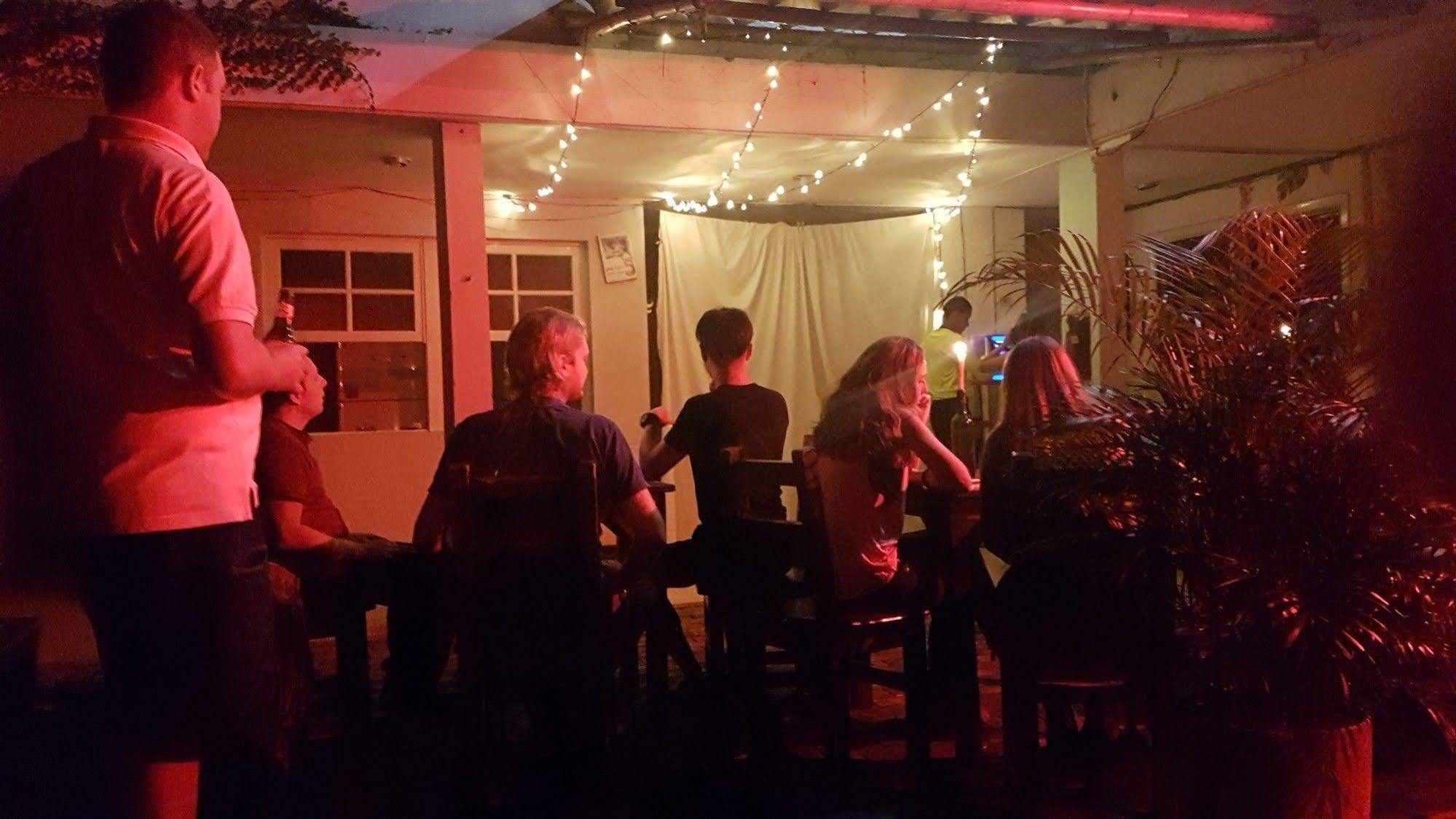 The Pelican Larry Hostel Cali Exterior photo
