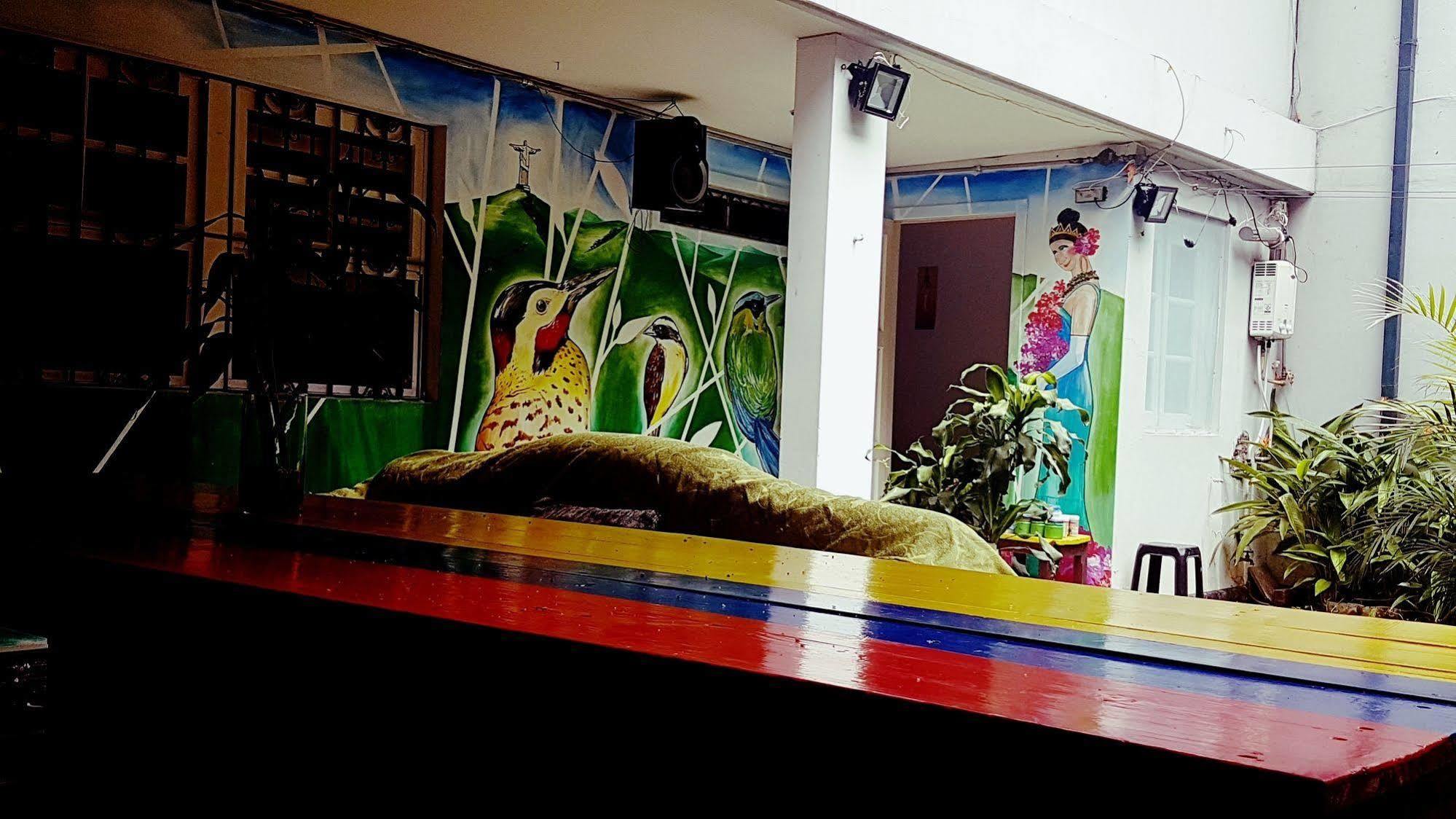 The Pelican Larry Hostel Cali Exterior photo